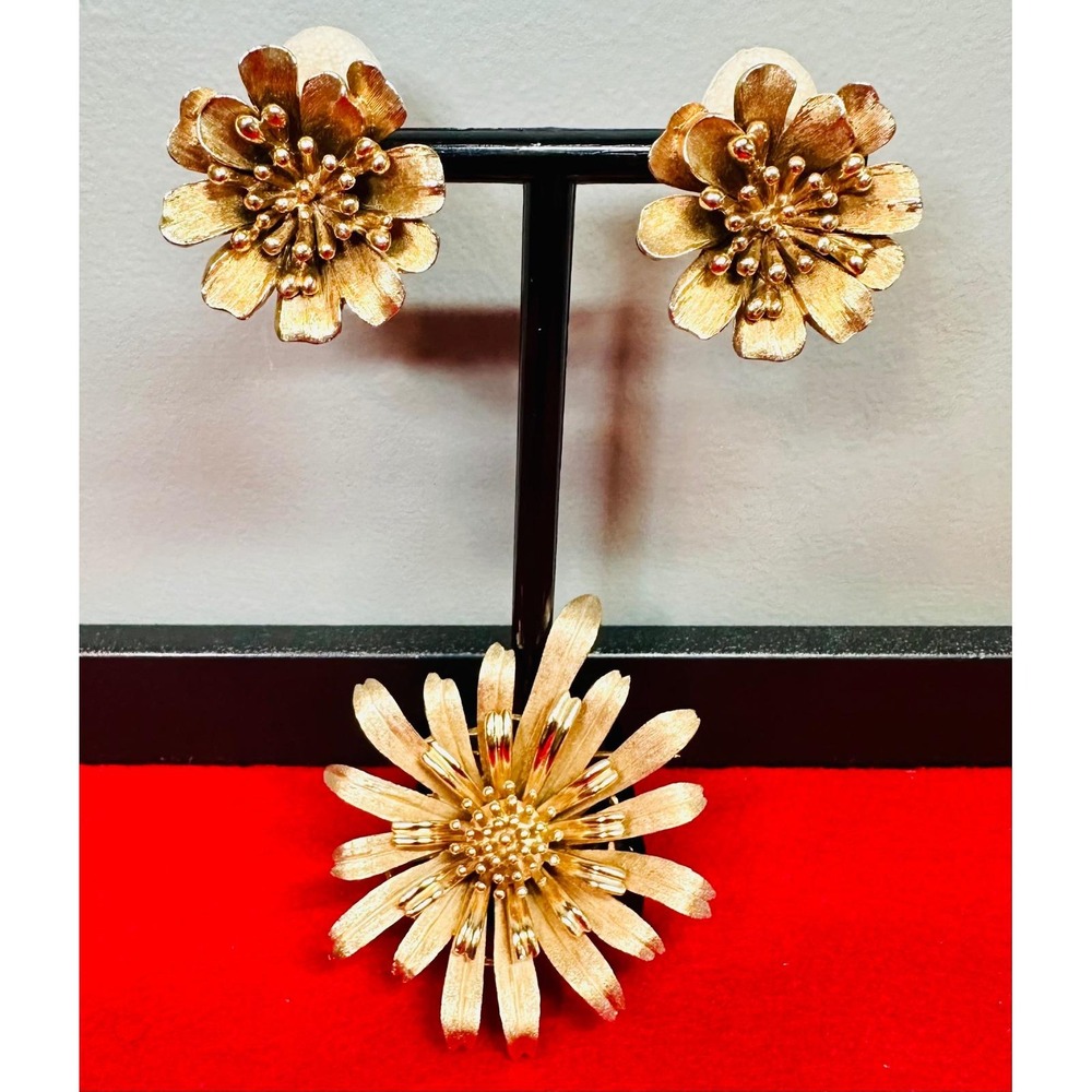 Vintage Crown Trifari Gold Tone Daisy Flower Brooch Pin Clip Earrings Set MCM